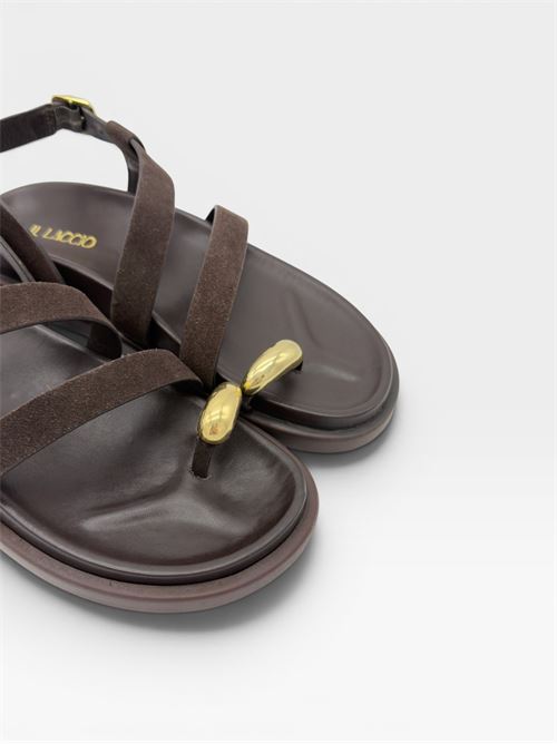 Sandali marroni bassi con dettaglio oro da donna IL LACCIO | F8221CAMOSCIOBROWN